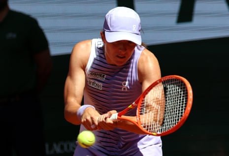 Iga Swiatek eases to the opening set.