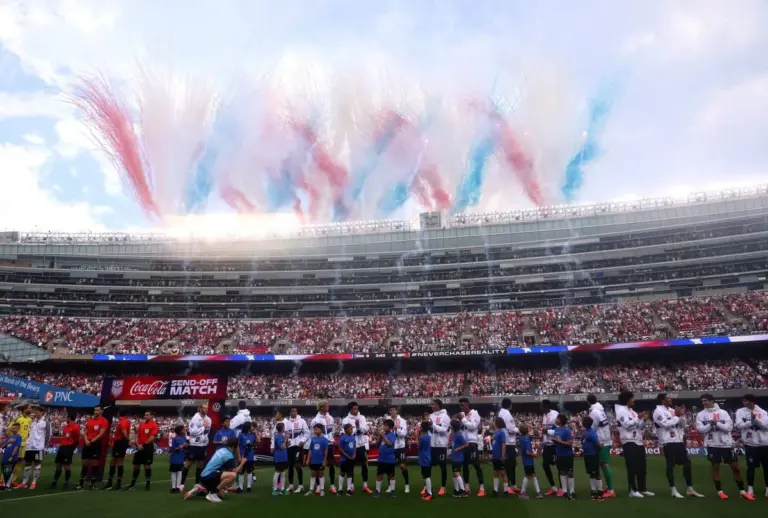 Chanting 'USA! USA!,' thousands welcome U.S. men's soccer team to SoCal ahead of World Cup - Los Angeles Times
