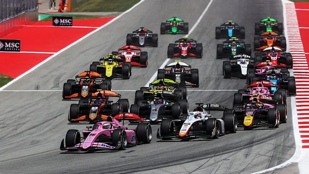 Mainis launch was perfect and he claimed the lead on the run to Turn 1