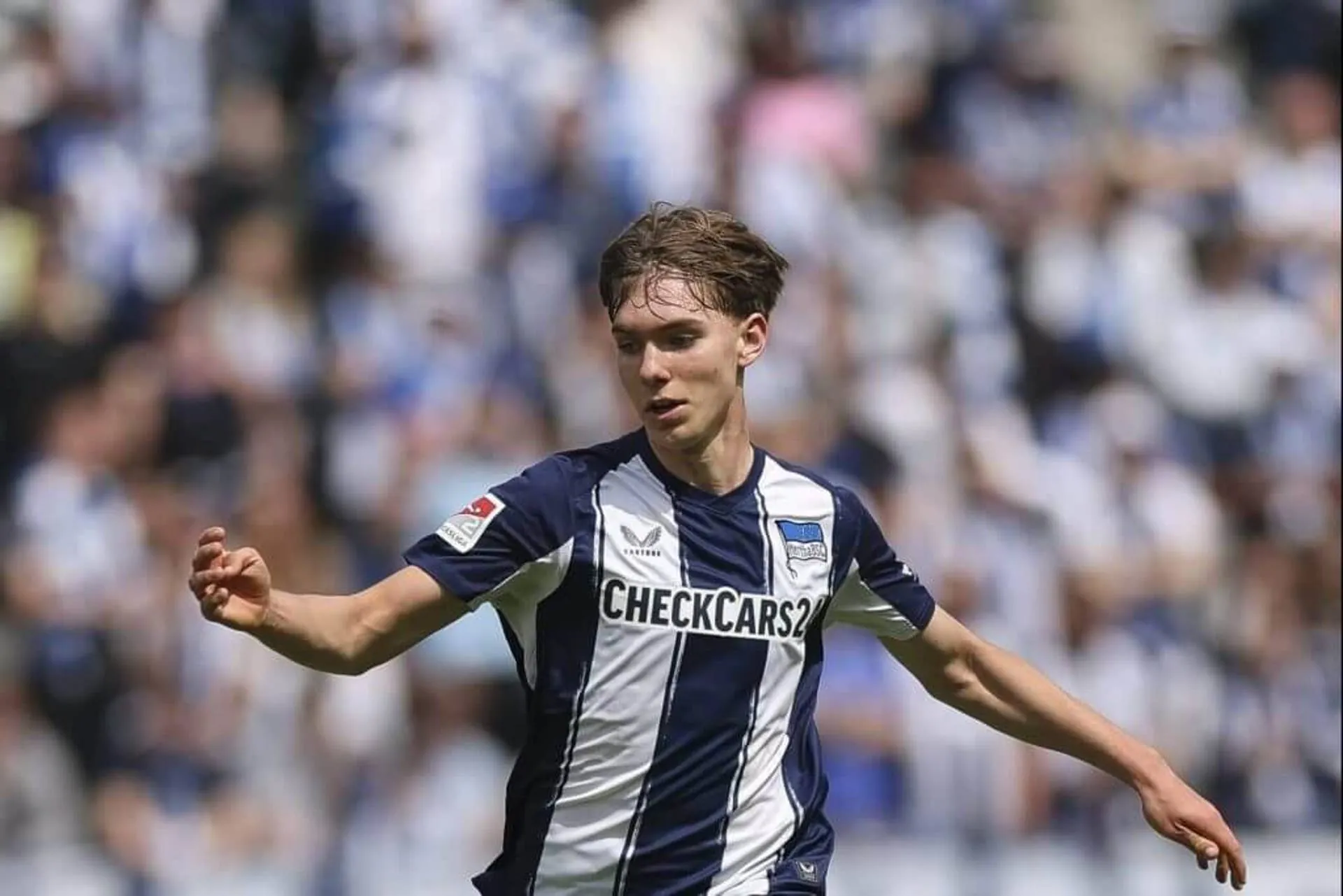 Kennet Eichhorn of Hertha BSC controls the ball