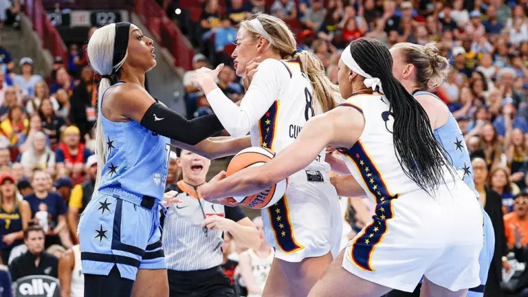 Sky's Carrington tossed after hard foul on Fever's Cunningham