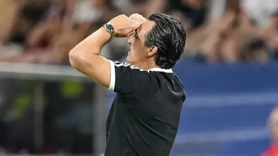 Coach Unai Emery of Aston Villa gestures looks dejected during the UEFA Super Cup 2026 match between Paris Saint-Germain and Aston Villa at Stadion Salzburg.