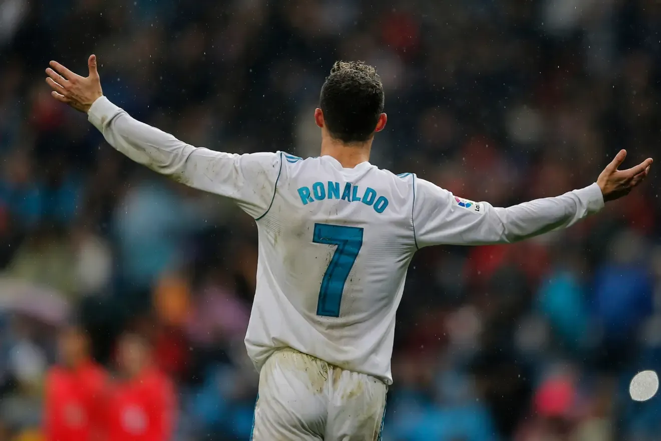 The Brazilian renewed until 2032 with a legendary salary and Cristiano’s iconic ‘7’. Now he faces the big question: can he write a story like CR7’s at Real Madrid?