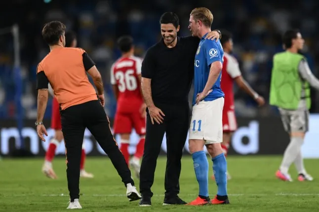 NAPLES, ITALY - SEPTEMBER 09: Kevin de Bruyne of Napoli and Mikel Arteta of Arsenal reacts during the UEFA Champions League 2026/27 League Phase MD1 match between SSC Napoli and Arsenal FC at Stadio Diego Armando Maradona on September 09, 2026 in Naples, Italy. (Photo by Image Photo Agency/Getty Images)